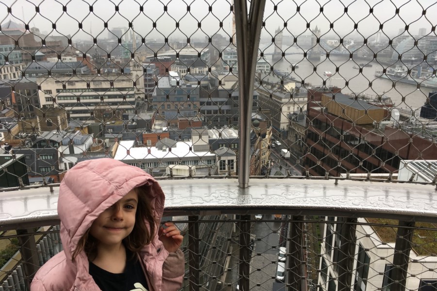 MIRA 2 - Ariana on top of the monument ((Tower Bridge in the background) - 900